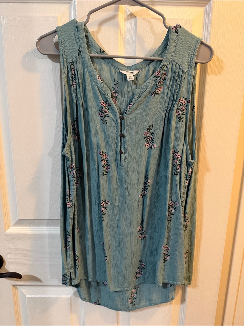 Sonoma Women’s Sleeveless Floral V-Neck Top in Sage Green Tank